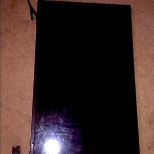 Black insignia roku has tv. 55”. With remote